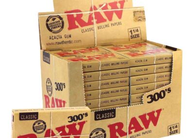 RAW Classic 300 - 1¼ | Caja de 40 Librillos de Papel de Fumar Natural